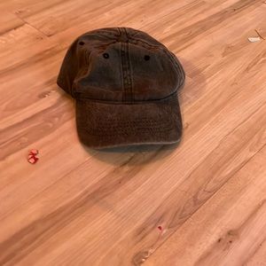I’m selling a hat it has been never worn